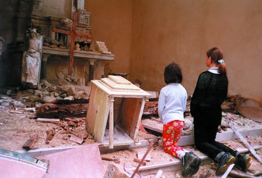 Rezando en una Iglesia bombardeada &#8211; pt