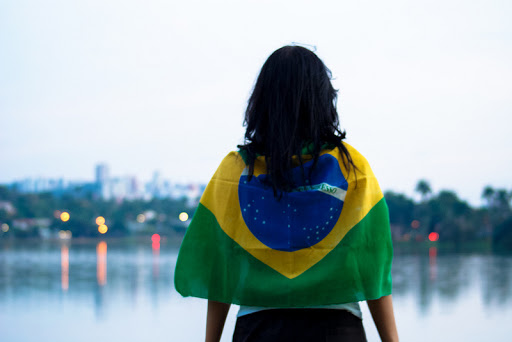 Chica con bandera de Brasil &#8211; pt