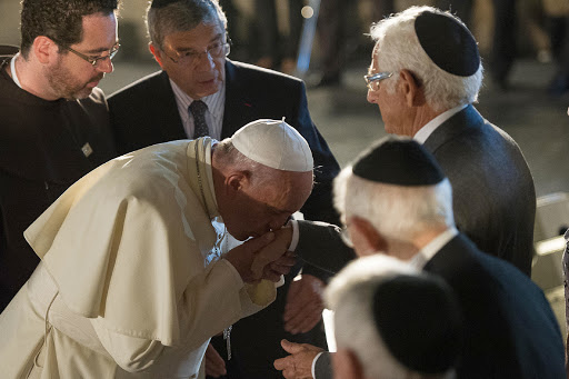 Pope Francis kissing the hands of Jewish men at the Hall of Remembrance on May 26, 2014 &#8211; pt