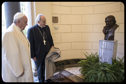 Pope Francis looks at a newly unveiled bronze bust of Pope Benedict XVI on October 27, 2014 at the Vatican &#8211; pt