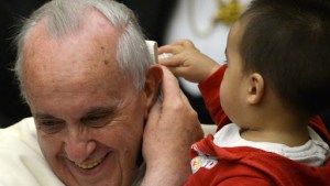 A child plays with Pope Francis’ skull cap during an audience with beneficiaries and volunteers of the Santa Marta pediatric dispensary – pt
