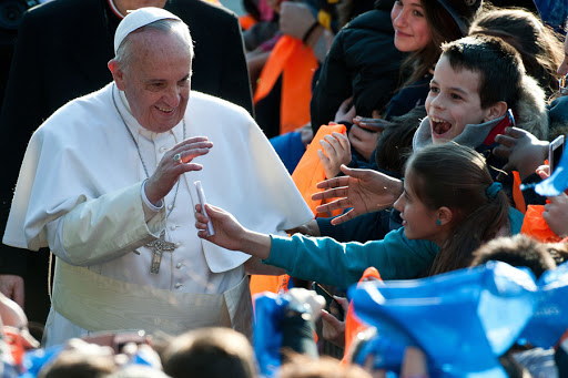 Pope Francis greets the children &#8211; CPP &#8211; pt