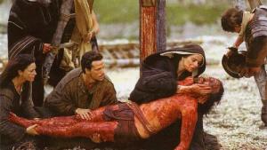Maria recebe Jesus morto ao pé da cruz
