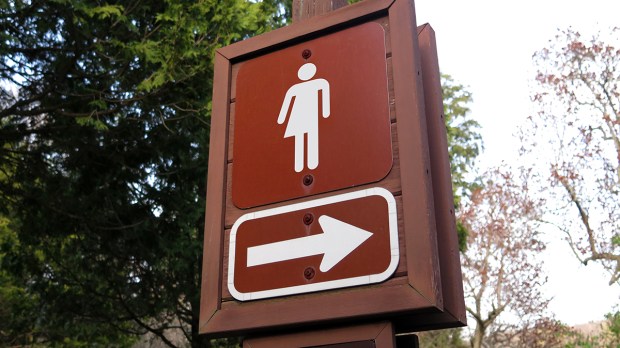 Ideologia de gênero em placa de indicação de banheiro