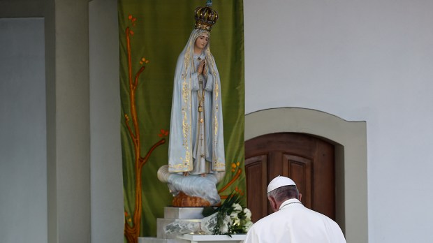 Papa Francisco reza diante de imagem de Nossa Senhora de Fátima