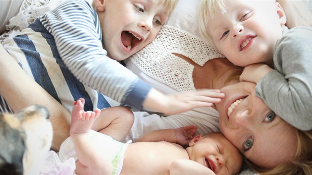 WEB3-MOM-MOTHER-CHILDREN-SON-BOY-CHAOS-SMILE-Shutterstock