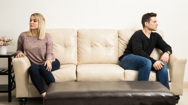 WEB3 MAN WOMAN FIGHT COUPLE COUCH LIVING ROOM Shutterstock