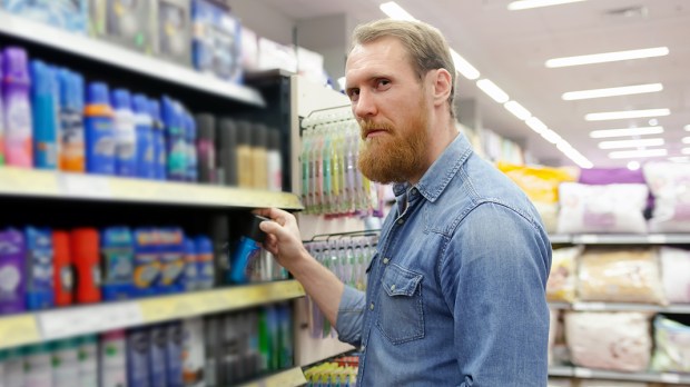 Homem no supermercado