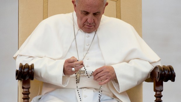 Papa Francisco reza o terço