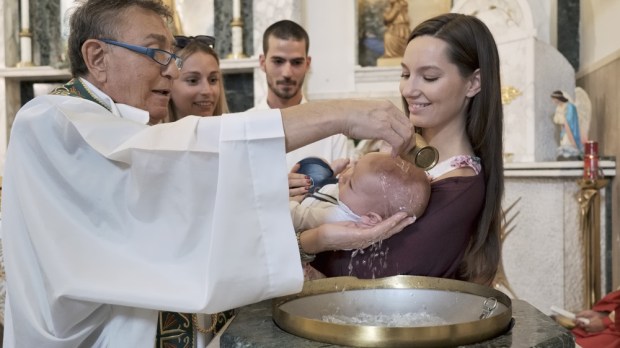 Batismo de criança com padrinho e madrinha