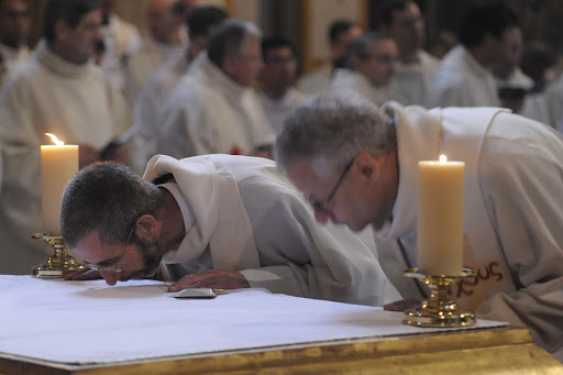 A priest is kissing the altar &#8211; es