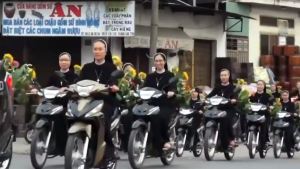 Vietnam, religieuses en scooter.