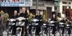 Freiras utilizam motos para escoltar Nossa Senhora