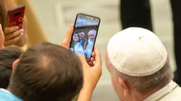 Papa Francisco não usa telefones celulares nem redes sociais