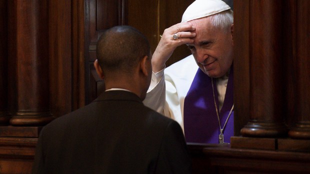 Papa Francisco atende em confissão