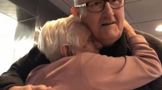 irmã de 87 anos reencontra irmão de 70