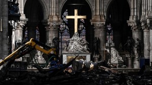 Cruz resiste a incêndio na catedral de Notre Dame de Paris