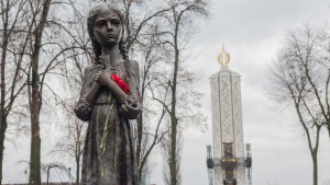 Holodomor: comunismo e nazismo equiparados em horror