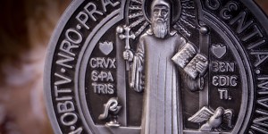 Por que as bruxas odeiam a medalha de São Bento