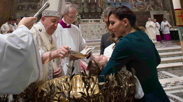 Papa Francisco batiza crianças na Capela Sistina