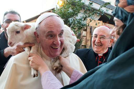 Papa Francisco com ovelha ou cordeiro nos ombros