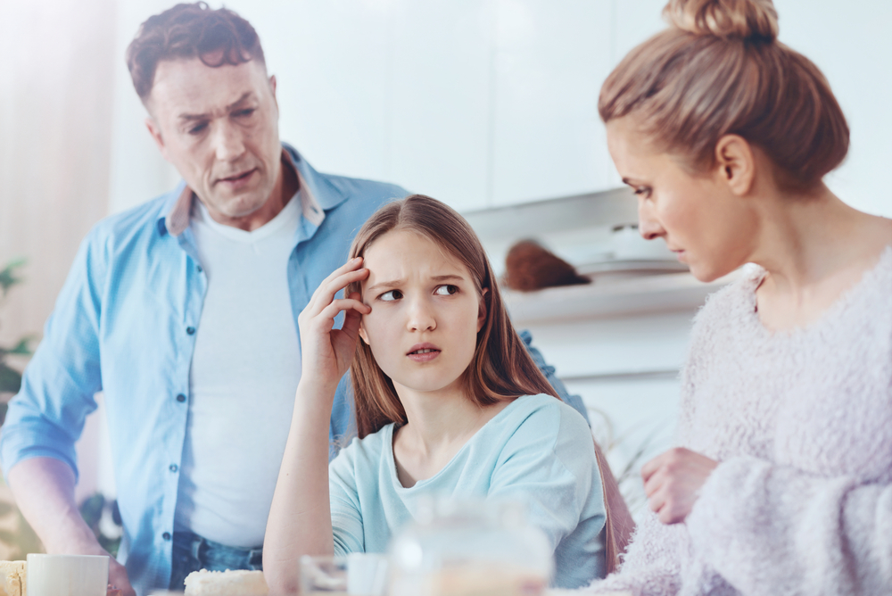 TEENAGER DISCUSSING WITH PARENTS