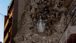Imagem de Nossa Senhora intacta após explosões em Beirute