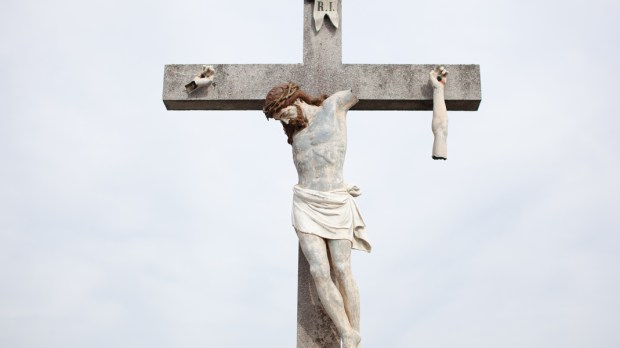 Heresia, crucifixo quebrado