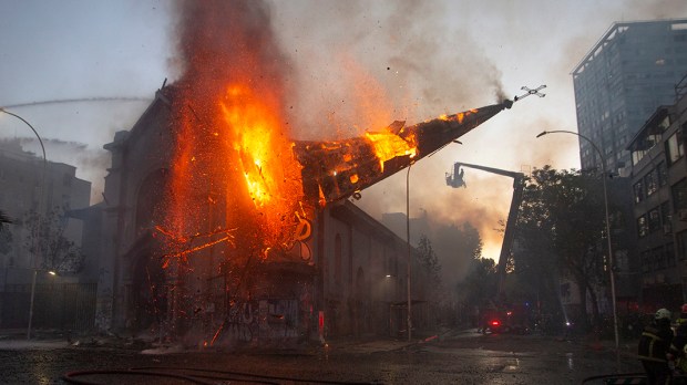 Ódio à Igreja: extremistas queimam igrejas no Chile