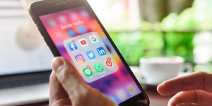 Estudo indica ligação entre redes sociais e depressão na meia-idade