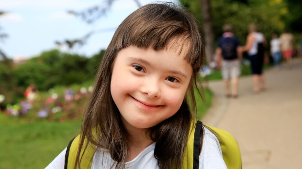 Criança sorridente com síndrome de Down