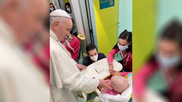 Papa Francisco visita crianças com câncer