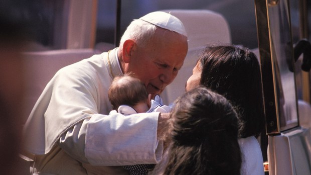 Papa São João Paulo II abençoando família
