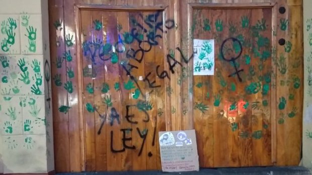 Feministas vandalizam catedral de Xalapa