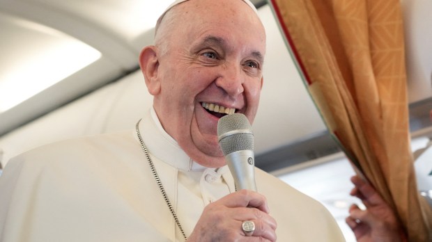 Papa costuma mandar telegramas durante seus voos internacionais