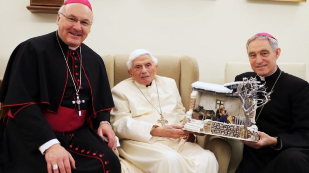 Papa Emérito Bento XVI ganha presépio como presente de Natal