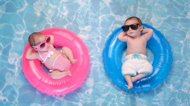 Bebês na piscina