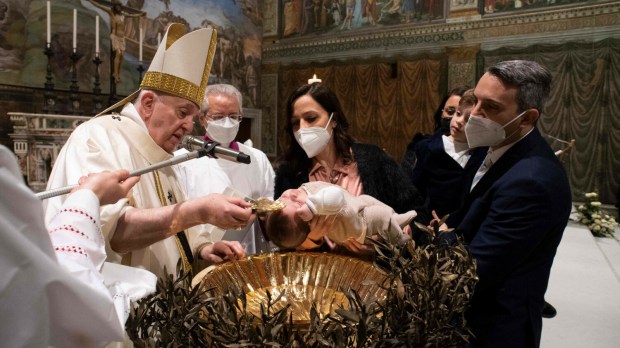 Papa Francisco batiza 16 crianças e incentiva mães a amamentar na igreja