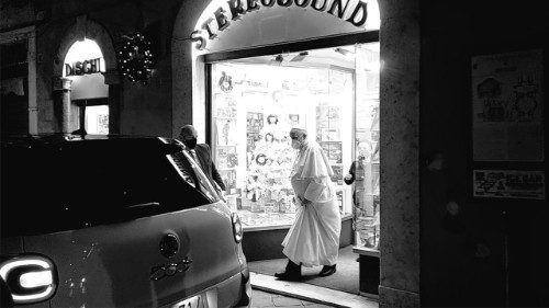 Papa Francisco visita loja de discos: "sinto falta de poder andar pelas ruas"