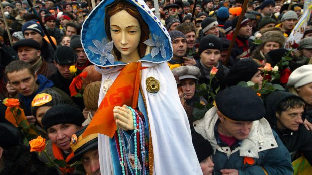 Imagem da Santíssima Virgem Maria entre fiéis na Ucrânia