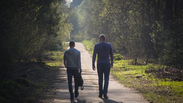 Amigos caminhando por uma estrada