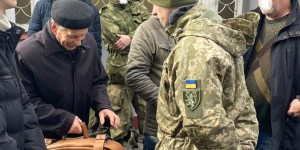 Senhor de 80 anos se alista no exército da Ucrânia