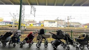 Carrinhos de bebê em estação de trem para refugiadas da guerra na Ucrânia