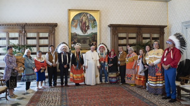 Pope-Francis-indigenous-people-of-the-First-Nations-from-Canada