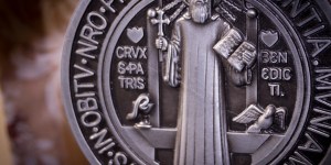 Pe. Zezinho: na oração atribuída a São Bento, falamos com Satanás?