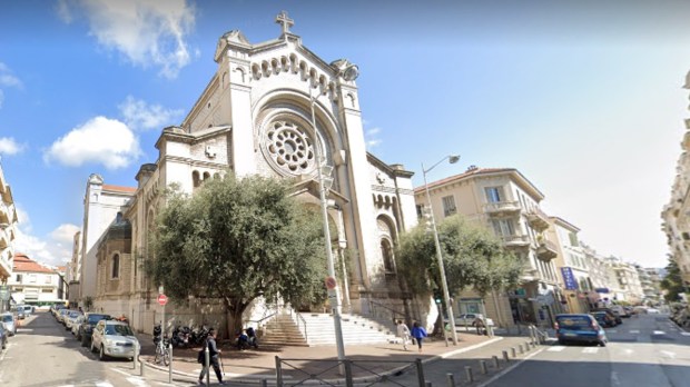 Freira impede padre de ser assassinado a facadas em Nice, França