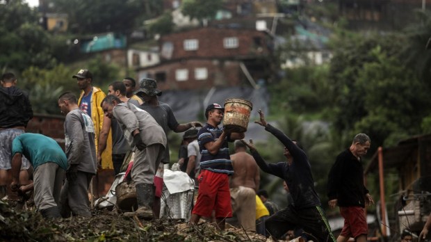 Voluntários buscam vítimas das chuvas em Pernambuco