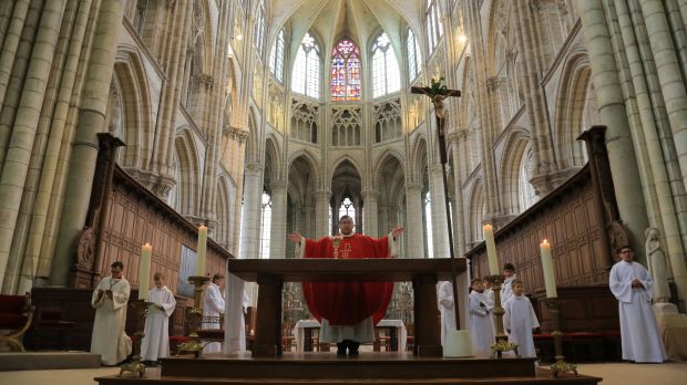 Fiéis se reúnem para a Santa Missa com o desejo de conservar a fé católica