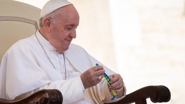 Pape Francisco adia viagens ao Líbano e à África