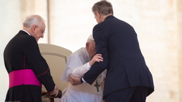 Dores do Papa Francisco no joelho
